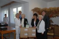 Száz idős embernek segít a Béres Gyógyszergyár adománya